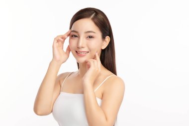 Beyaz arka planda temiz tenli güzel Asyalı kadın, yüz bakımı, yüz bakımı, kozmetoloji, güzellik ve kaplıca, Asyalı kadın portresi.