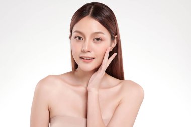 Beyaz arka planda temiz tenli güzel Asyalı kadın, yüz bakımı, yüz bakımı, kozmetoloji, güzellik ve kaplıca, Asyalı kadın portresi.
