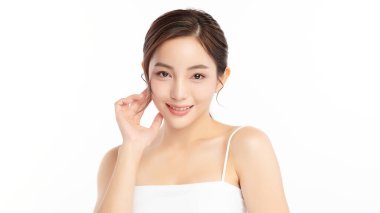 Beyaz arka planda temiz tenli güzel Asyalı kadın, yüz bakımı, yüz bakımı, kozmetoloji, güzellik ve kaplıca, Asyalı kadın portresi.