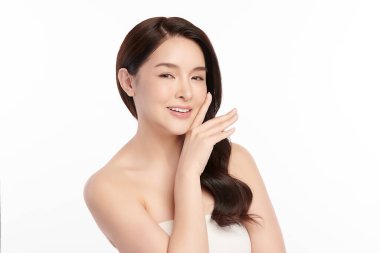 Beyaz arka planda temiz tenli güzel Asyalı kadın, yüz bakımı, yüz bakımı, kozmetoloji, güzellik ve kaplıca, Asyalı kadın portresi.