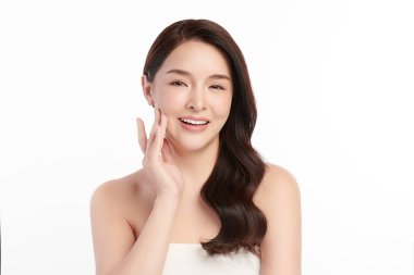 Beyaz arka planda temiz tenli güzel Asyalı kadın, yüz bakımı, yüz bakımı, kozmetoloji, güzellik ve kaplıca, Asyalı kadın portresi.