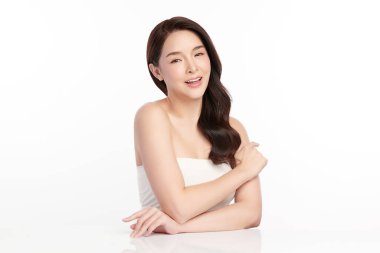 Beyaz arka planda temiz tenli güzel Asyalı kadın, yüz bakımı, yüz bakımı, kozmetoloji, güzellik ve kaplıca, Asyalı kadın portresi.