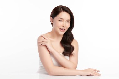 Beyaz arka planda temiz tenli güzel Asyalı kadın, yüz bakımı, yüz bakımı, kozmetoloji, güzellik ve kaplıca, Asyalı kadın portresi.
