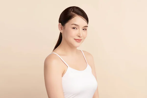 美丽的年轻亚洲女人 有着米色背景 面部护理 面部治疗 美容美发 亚洲女性肖像等洁白新鲜的肌肤 — 图库照片