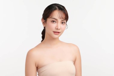 Beyaz arka planda temiz tenli güzel Asyalı kadın, yüz bakımı, yüz bakımı, kozmetoloji, güzellik ve kaplıca, Asyalı kadın portresi.