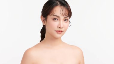 Beyaz arka planda temiz tenli güzel Asyalı kadın, yüz bakımı, yüz bakımı, kozmetoloji, güzellik ve kaplıca, Asyalı kadın portresi.