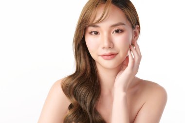 Beyaz arka planda temiz tenli güzel Asyalı kadın, yüz bakımı, yüz bakımı, kozmetoloji, güzellik ve kaplıca, Asyalı kadın portresi.