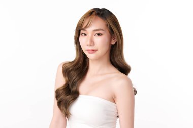 Beyaz arka planda temiz tenli güzel Asyalı kadın, yüz bakımı, yüz bakımı, kozmetoloji, güzellik ve kaplıca, Asyalı kadın portresi.