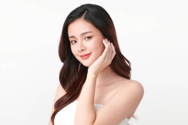 Beyaz arka planda temiz tenli güzel Asyalı kadın, yüz bakımı, yüz bakımı, kozmetoloji, güzellik ve kaplıca, Asyalı kadın portresi.