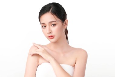 Beyaz arka planda temiz tenli güzel Asyalı kadın, yüz bakımı, yüz bakımı, kozmetoloji, güzellik ve kaplıca, Asyalı kadın portresi.