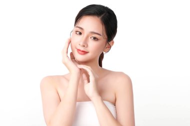 Beyaz arka planda temiz tenli güzel Asyalı kadın, yüz bakımı, yüz bakımı, kozmetoloji, güzellik ve kaplıca, Asyalı kadın portresi.