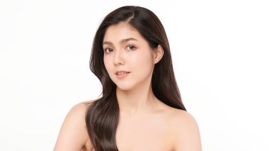 Beyaz arka planda temiz tenli güzel Asyalı kadın, yüz bakımı, yüz bakımı, kozmetoloji, güzellik ve kaplıca, Asyalı kadın portresi.