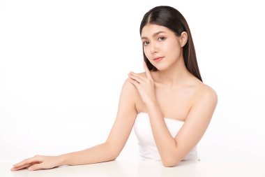 Beyaz arka planda temiz tenli güzel Asyalı kadın, yüz bakımı, yüz bakımı, kozmetoloji, güzellik ve kaplıca, Asyalı kadın portresi.