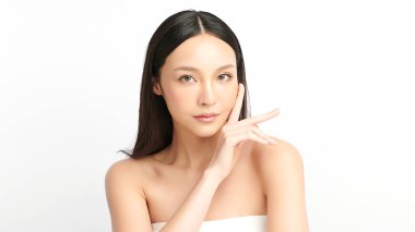 Beyaz arka planda temiz tenli güzel Asyalı kadın, yüz bakımı, yüz bakımı, kozmetoloji, güzellik ve kaplıca, Asyalı kadın portresi.