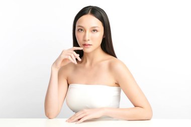 Beyaz arka planda temiz tenli güzel Asyalı kadın, yüz bakımı, yüz bakımı, kozmetoloji, güzellik ve kaplıca, Asyalı kadın portresi.