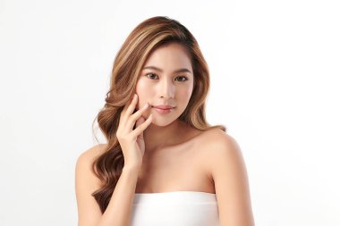 Beyaz arka planda temiz tenli güzel Asyalı kadın, yüz bakımı, yüz bakımı, kozmetoloji, güzellik ve kaplıca, Asyalı kadın portresi.