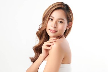 Beyaz arka planda temiz tenli güzel Asyalı kadın, yüz bakımı, yüz bakımı, kozmetoloji, güzellik ve kaplıca, Asyalı kadın portresi.