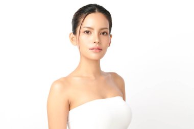 Beyaz arka planda temiz tenli güzel Asyalı kadın, yüz bakımı, yüz bakımı, kozmetoloji, güzellik ve kaplıca, Asyalı kadın portresi.