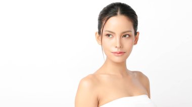 Beyaz arka planda temiz tenli güzel Asyalı kadın, yüz bakımı, yüz bakımı, kozmetoloji, güzellik ve kaplıca, Asyalı kadın portresi.