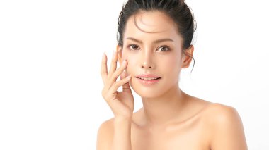 Beyaz arka planda temiz tenli güzel Asyalı kadın, yüz bakımı, yüz bakımı, kozmetoloji, güzellik ve kaplıca, Asyalı kadın portresi.