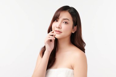 Beyaz arka planda temiz tenli güzel Asyalı kadın, yüz bakımı, yüz bakımı, kozmetoloji, güzellik ve kaplıca, Asyalı kadın portresi.