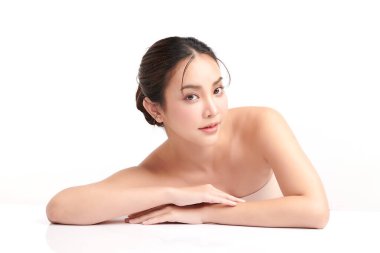 Beyaz arka planda temiz tenli güzel Asyalı kadın, yüz bakımı, yüz bakımı, kozmetoloji, güzellik ve kaplıca, Asyalı kadın portresi.