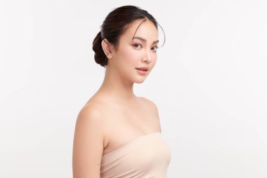 Beyaz arka planda temiz tenli güzel Asyalı kadın, yüz bakımı, yüz bakımı, kozmetoloji, güzellik ve kaplıca, Asyalı kadın portresi.