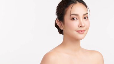 Beyaz arka planda temiz tenli güzel Asyalı kadın, yüz bakımı, yüz bakımı, kozmetoloji, güzellik ve kaplıca, Asyalı kadın portresi.