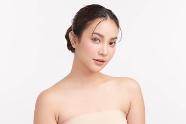 Beyaz arka planda temiz tenli güzel Asyalı kadın, yüz bakımı, yüz bakımı, kozmetoloji, güzellik ve kaplıca, Asyalı kadın portresi.