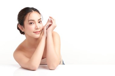 Beyaz arka planda temiz tenli güzel Asyalı kadın, yüz bakımı, yüz bakımı, kozmetoloji, güzellik ve kaplıca, Asyalı kadın portresi.