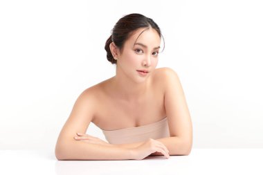 Beyaz arka planda temiz tenli güzel Asyalı kadın, yüz bakımı, yüz bakımı, kozmetoloji, güzellik ve kaplıca, Asyalı kadın portresi.