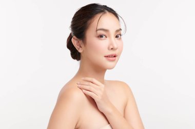 Beyaz arka planda temiz tenli güzel Asyalı kadın, yüz bakımı, yüz bakımı, kozmetoloji, güzellik ve kaplıca, Asyalı kadın portresi.