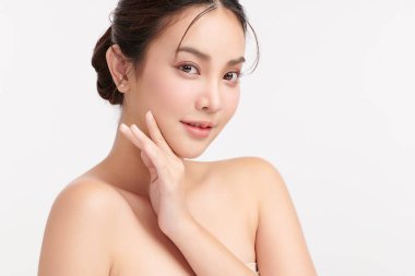 Beyaz arka planda temiz tenli güzel Asyalı kadın, yüz bakımı, yüz bakımı, kozmetoloji, güzellik ve kaplıca, Asyalı kadın portresi.