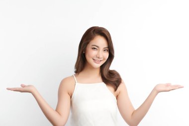 Beyaz arka planda temiz tenli güzel Asyalı kadın, yüz bakımı, yüz bakımı, kozmetoloji, güzellik ve kaplıca, Asyalı kadın portresi.