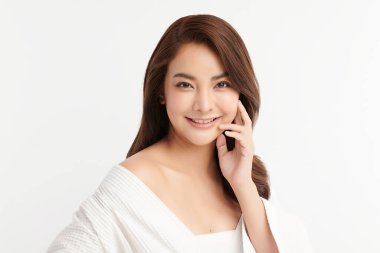 Beyaz arka planda temiz tenli güzel Asyalı kadın, yüz bakımı, yüz bakımı, kozmetoloji, güzellik ve kaplıca, Asyalı kadın portresi.