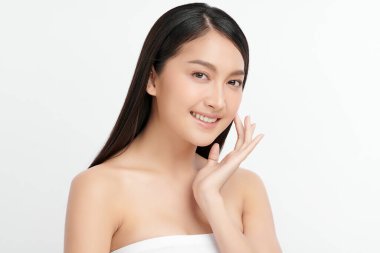 Beyaz arka planda temiz tenli güzel Asyalı kadın, yüz bakımı, yüz bakımı, kozmetoloji, güzellik ve kaplıca, Asyalı kadın portresi.