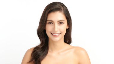 Güzel gülümseme genç bayan. Beyaz arkaplanda beyaz dişler,