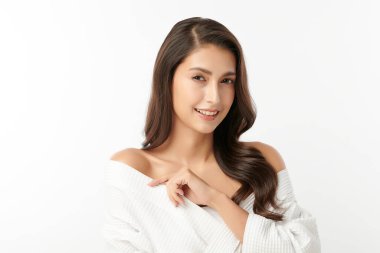 Beyaz arka planda temiz tenli güzel Asyalı kadın, yüz bakımı, yüz bakımı, kozmetoloji, güzellik ve kaplıca, Asyalı kadın portresi.