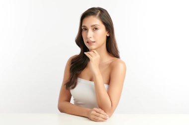 Beyaz arka planda temiz tenli güzel Asyalı kadın, yüz bakımı, yüz bakımı, kozmetoloji, güzellik ve kaplıca, Asyalı kadın portresi.