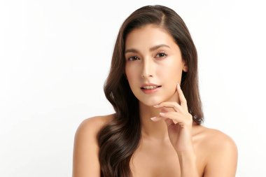 Beyaz arka planda temiz tenli güzel Asyalı kadın, yüz bakımı, yüz bakımı, kozmetoloji, güzellik ve kaplıca, Asyalı kadın portresi.