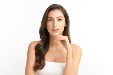 Beyaz arka planda temiz tenli güzel Asyalı kadın, yüz bakımı, yüz bakımı, kozmetoloji, güzellik ve kaplıca, Asyalı kadın portresi.