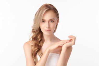 Beyaz arka planda temiz tenli güzel bir kadın, yüz bakımı, yüz bakımı, kozmetoloji, güzellik ve kaplıca, kadın portresi..