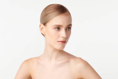 Beyaz arka planda temiz tenli güzel bir kadın, yüz bakımı, yüz bakımı, kozmetoloji, güzellik ve kaplıca, kadın portresi..