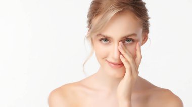 Beyaz arka planda temiz tenli güzel bir kadın, yüz bakımı, yüz bakımı, kozmetoloji, güzellik ve kaplıca, kadın portresi..