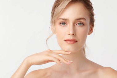 Beyaz arka planda temiz tenli güzel bir kadın, yüz bakımı, yüz bakımı, kozmetoloji, güzellik ve kaplıca, kadın portresi..
