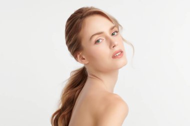 Beyaz arka planda temiz tenli güzel bir kadın, yüz bakımı, yüz bakımı, kozmetoloji, güzellik ve kaplıca, kadın portresi..