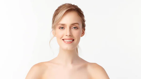 Mulher Bonita Com Pele Limpa Fresca Fundo Branco Face Care — Fotografia de Stock