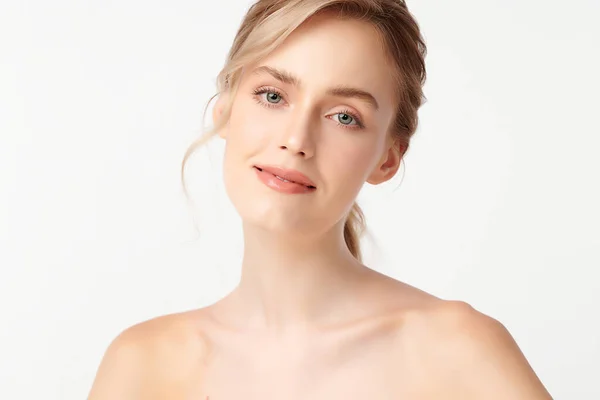 白い背景にきれいな新鮮な肌を持つ美しい若い女性 顔のケア 顔の治療 美容とスパ 女性の肖像画 — ストック写真