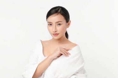 Beyaz arka planda temiz tenli güzel Asyalı kadın, yüz bakımı, yüz bakımı, kozmetoloji, güzellik ve kaplıca, Asyalı kadın portresi.