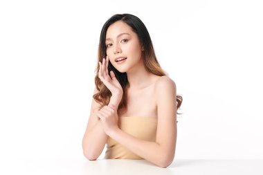 Beyaz arka planda temiz tenli güzel Asyalı kadın, yüz bakımı, yüz bakımı, kozmetoloji, güzellik ve kaplıca, Asyalı kadın portresi.